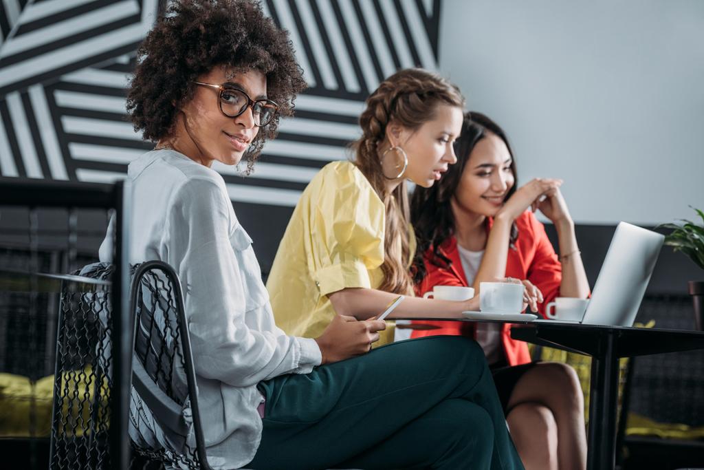 groep van multi-etnische vrouwelijke ondernemers werken samen in café - Foto, afbeelding