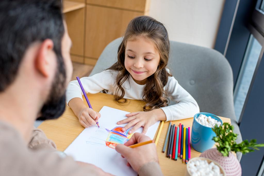 обрізане зображення батька і дочки, що малює разом з кольоровими олівцями
 - Фото, зображення