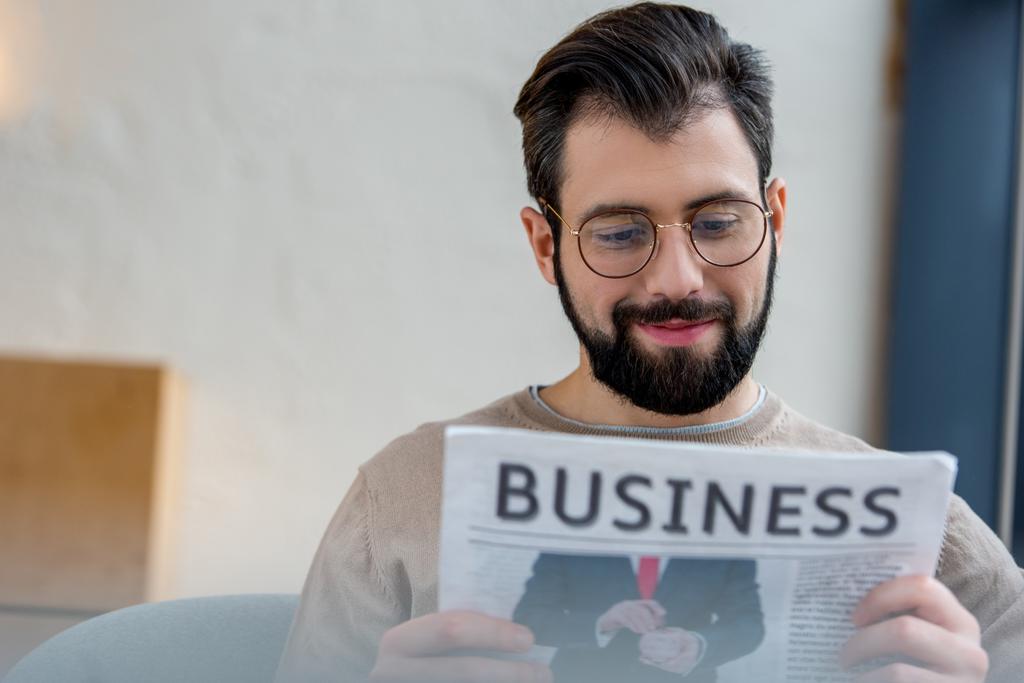 Usmívající se muž čtení obchodní noviny - Fotografie, Obrázek