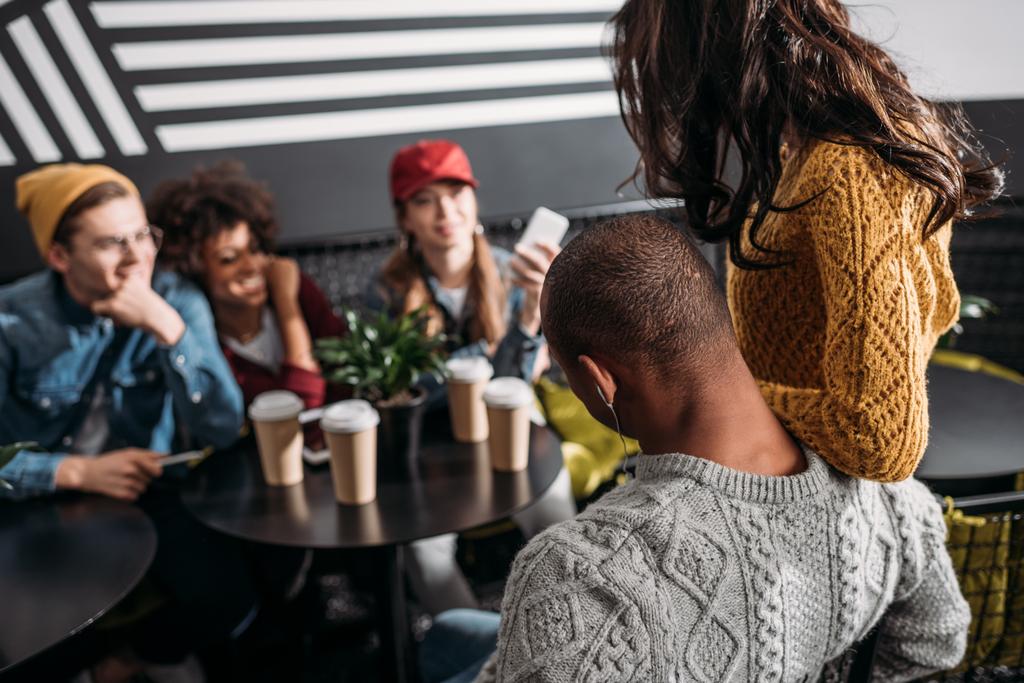 Gruppe stilvoller Freunde verbringt Zeit miteinander im Café - Foto, Bild