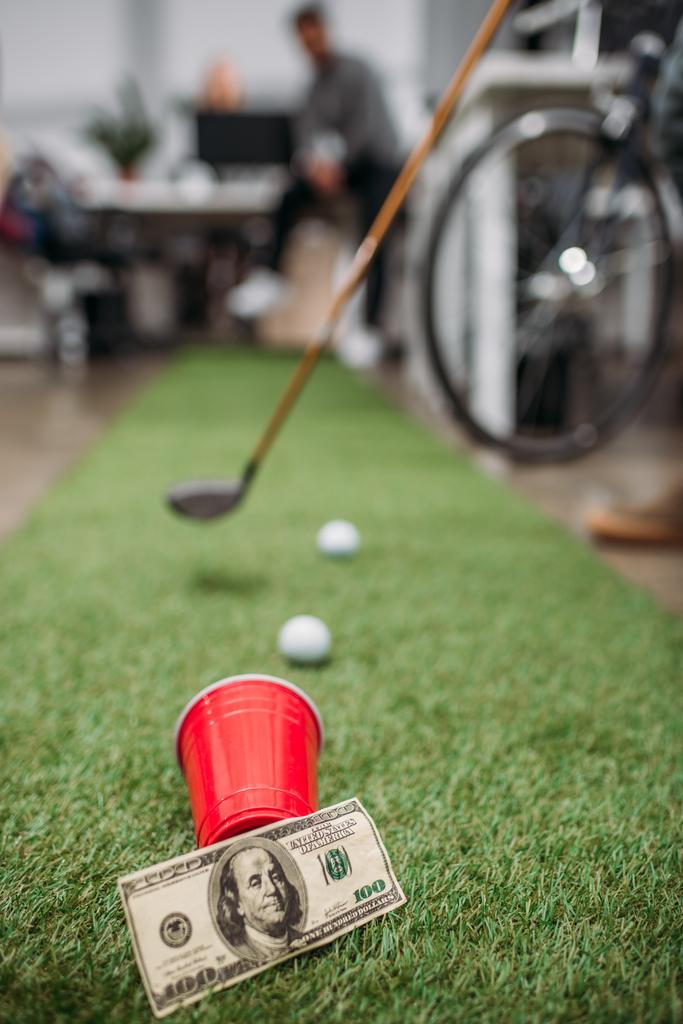 homályos kép játszik mini golf modern irodában  - Fotó, kép