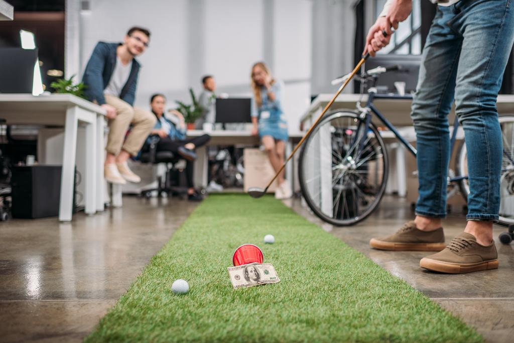 imagen recortada de las personas que juegan en mini golf en la oficina moderna
  - Foto, Imagen