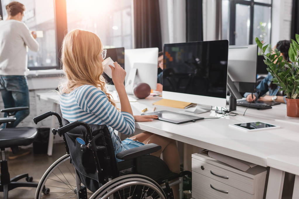 niezdolnych do wyrażenia zgody osoby na wózku inwalidzkim, praca w nowoczesnym biurze - Zdjęcie, obraz