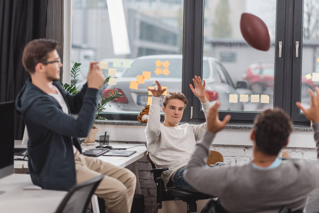 Muži hrají s míčem v moderní kanceláři - Fotografie, Obrázek