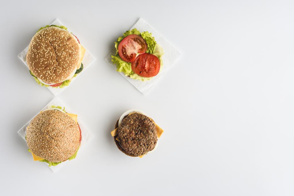 Widok z góry smaczne hamburgery na serwetki, na białym tle - Zdjęcie, obraz