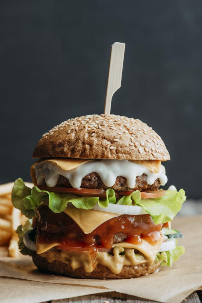 kagit üzerinde büyük geleneksel Amerikan ev yapımı çizburger - Fotoğraf, Görsel