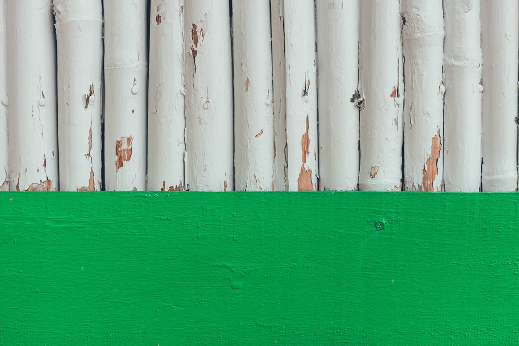 массивные деревянные бревна, окрашенные в белый цвет для фона
 - Фото, изображение