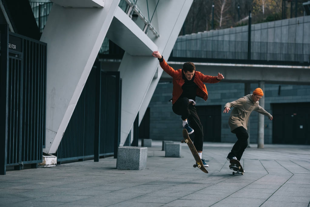 都市の場所にスケート ボードに乗って若い男性 - 写真・画像