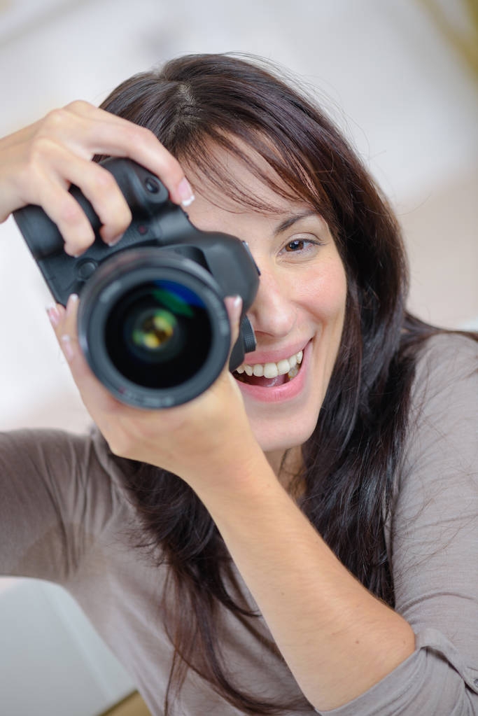 Красивая женщина профессиональный фотограф с камерой dslr
 - Фото, изображение
