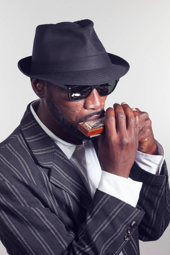 Musicien joue de l'harmonica
 - Photo, image