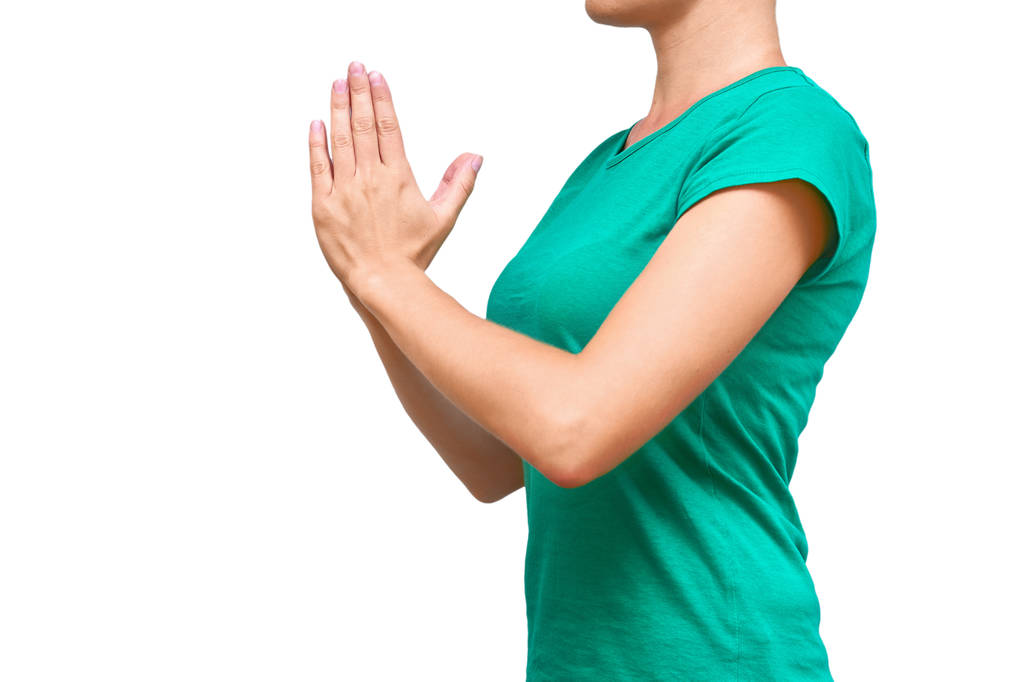 το κορίτσι διπλωμένα τα χέρια της και προσευχήθηκε ή ζήτησε βοήθεια. Απομονωμένα σε λευκό φόντο - Φωτογραφία, εικόνα