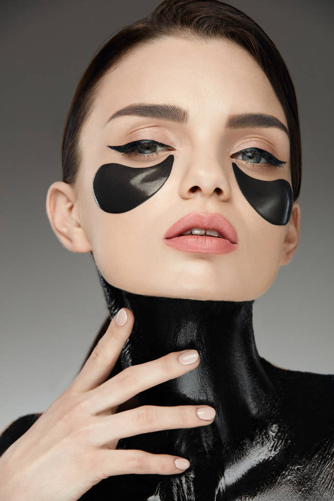 Μάσκα περιποίησης δέρματος. Γυναίκα με μάσκα και μπαλώματα - Φωτογραφία, εικόνα