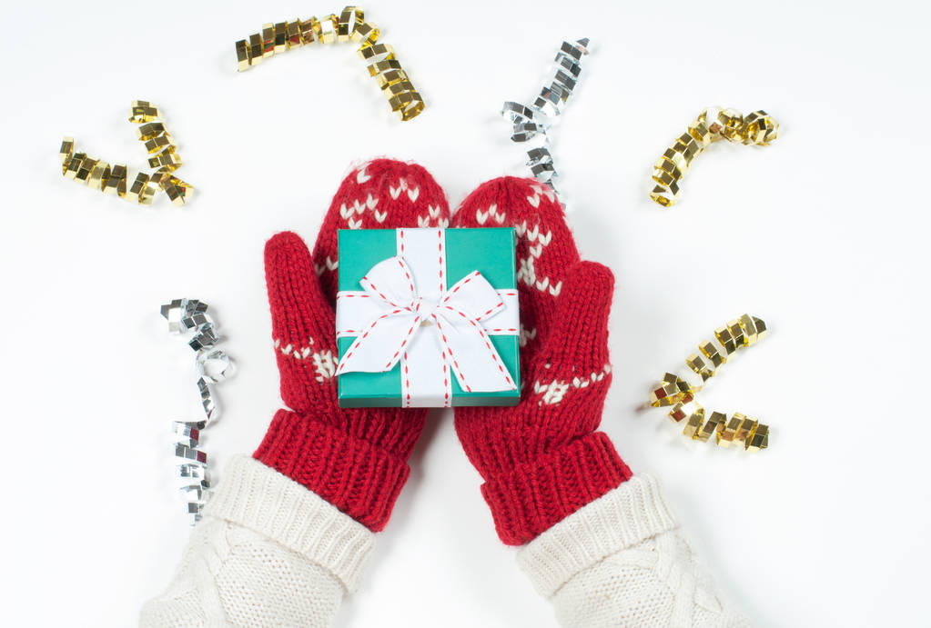 Noel hediyesi Kırmızı mittens tutan eller - Fotoğraf, Görsel