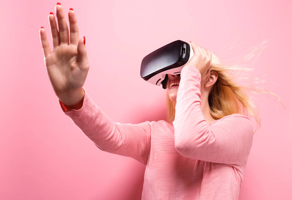 Молодая женщина с помощью гарнитуры виртуальной реальности - Фото, изображение