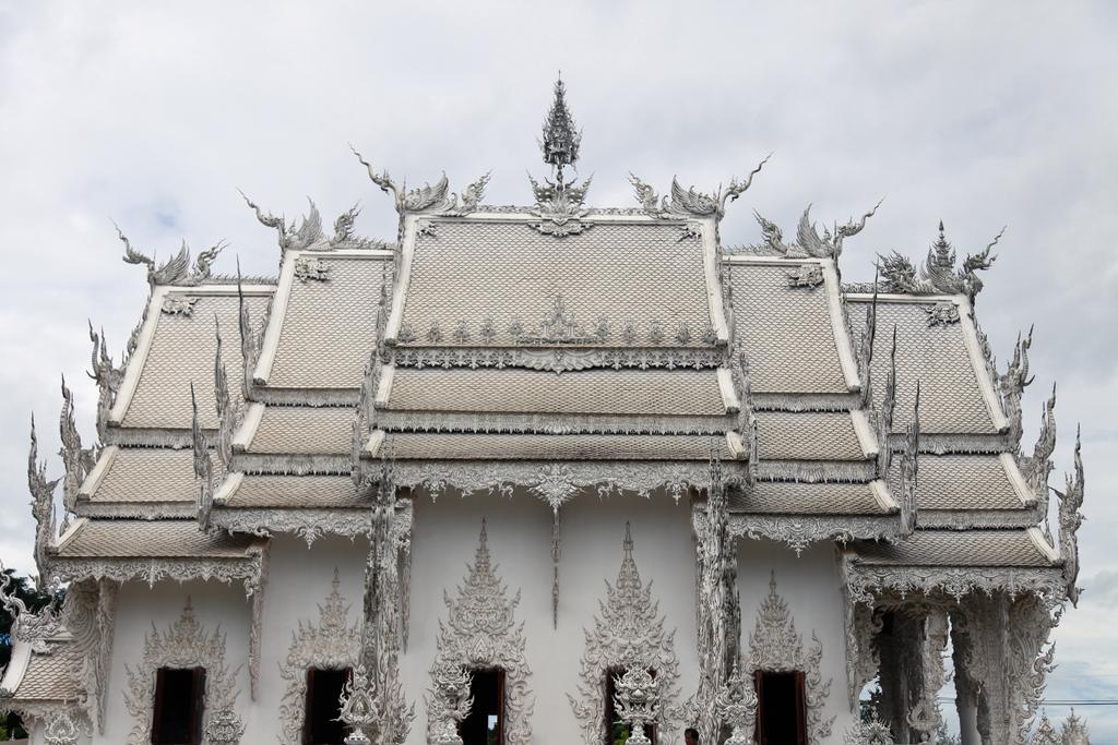 homlokzat gyönyörű thai templomban napsütéses napon - Fotó, kép