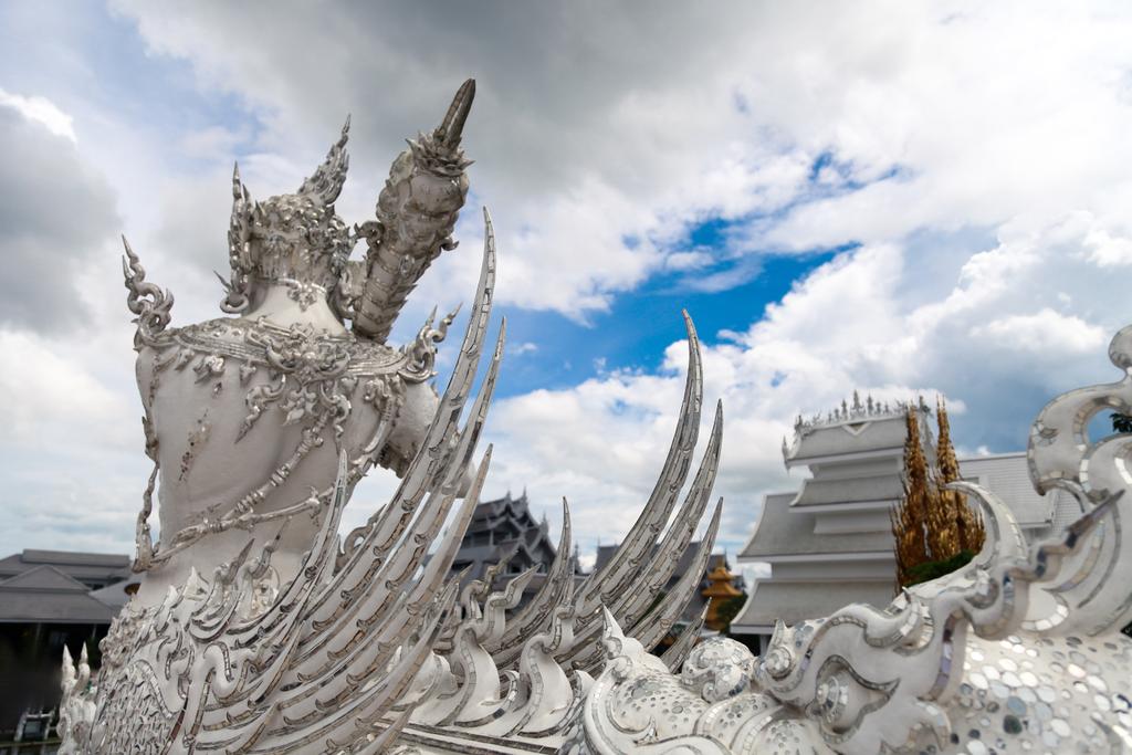 タイの寺院でヒンドゥー教彫刻のクローズ アップを撮影 - 写真・画像