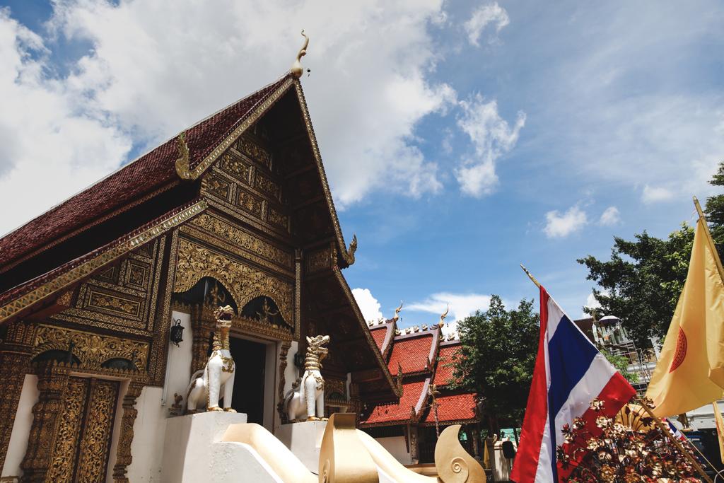 temple thaï en bois avec sculptures hindoues traditionnelles le jour ensoleillé
 - Photo, image