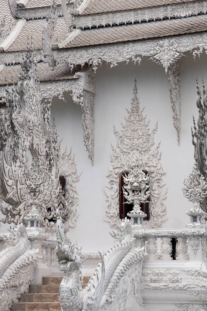 prachtige Thaise tempel versierd met beeldhouwwerk vlammen - Foto, afbeelding