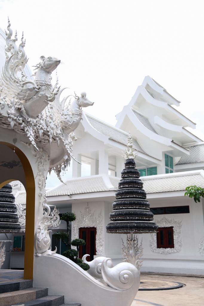 hermoso templo hindú tailandés blanco en día soleado
 - Foto, imagen