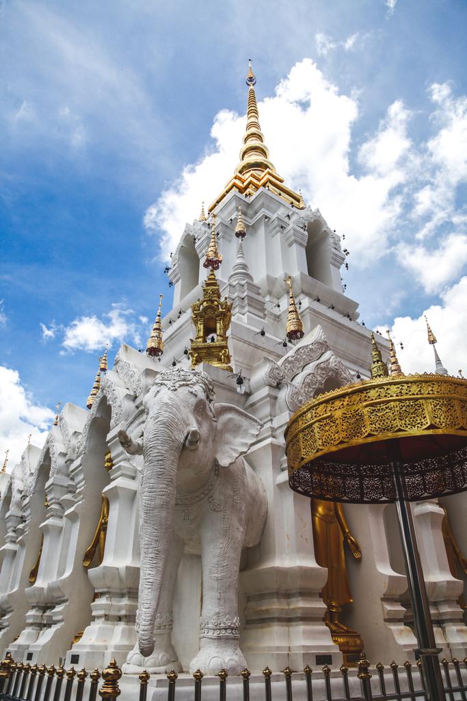 piękny tajski świątyni ozdobione rzeźbami złoto - Zdjęcie, obraz