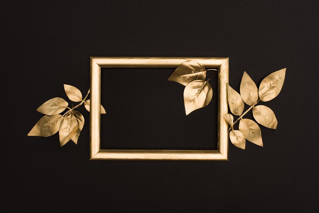 vista superior de moldura de foto dourada e folhas isoladas em preto
 - Foto, Imagem