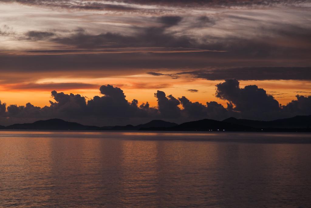 ruhiger bewölkter Himmel über dem Meer bei Sonnenuntergang - Foto, Bild