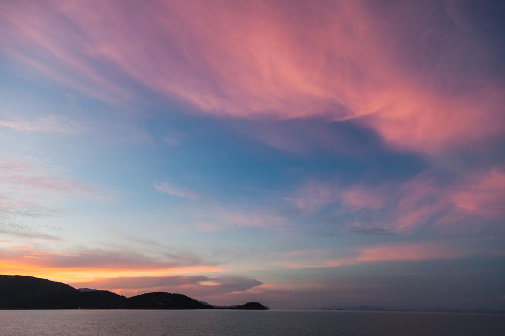 hermoso paisaje marino puesta de sol bajo el cielo nublado rosa
 - Foto, Imagen