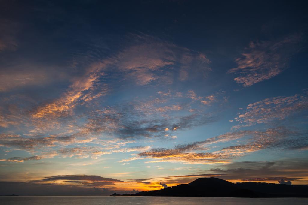 paysage marin calme au coucher du soleil sous un ciel nuageux
 - Photo, image