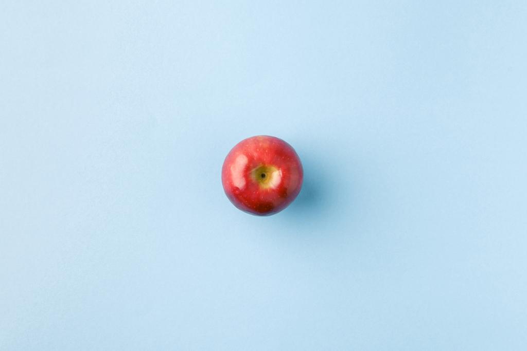 верхний вид спелого яблока изолированы на синий
 - Фото, изображение