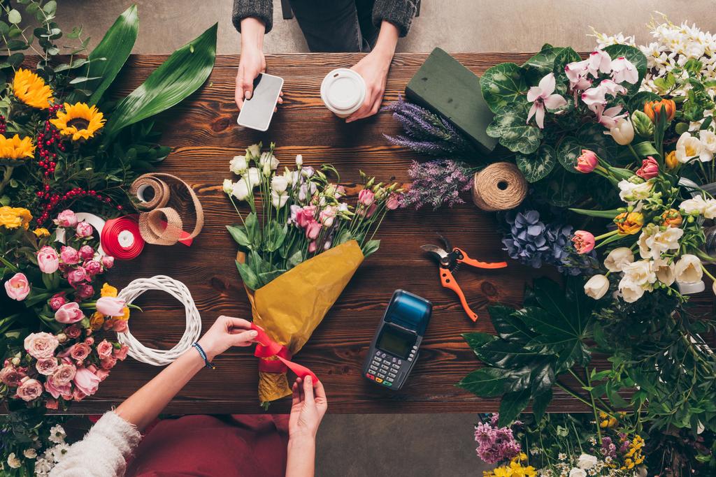 Oříznout obrázek květinářství provedení kytice pro zákazníka - Fotografie, Obrázek