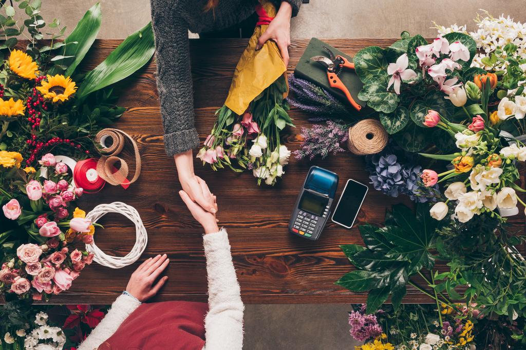 ořízne obraz květinářství a zákazníků potřesení rukou - Fotografie, Obrázek