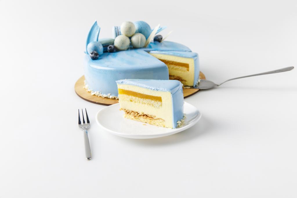 torta su tagliere con fetta su piatto isolato su bianco
 - Foto, immagini