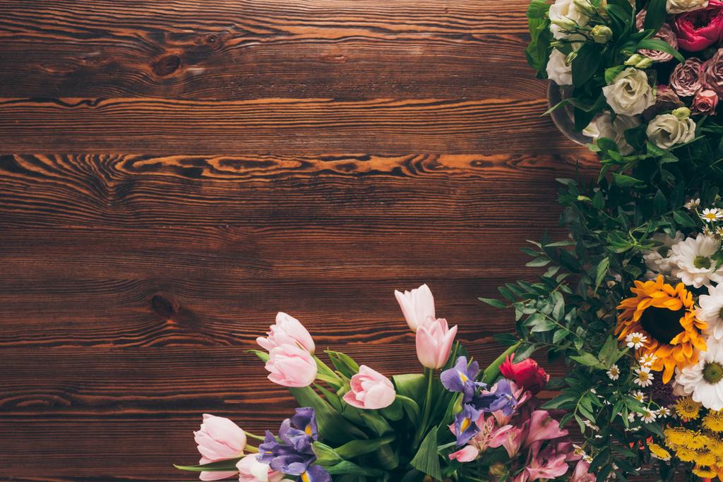 вид тюльпанов и роз на стол в цветочном магазине
  - Фото, изображение