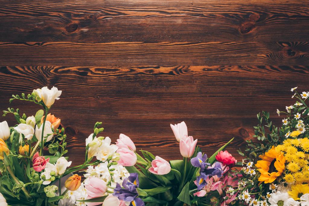 Ansicht von verschiedenen farbigen Blumen auf dem Tisch im Blumenladen  - Foto, Bild