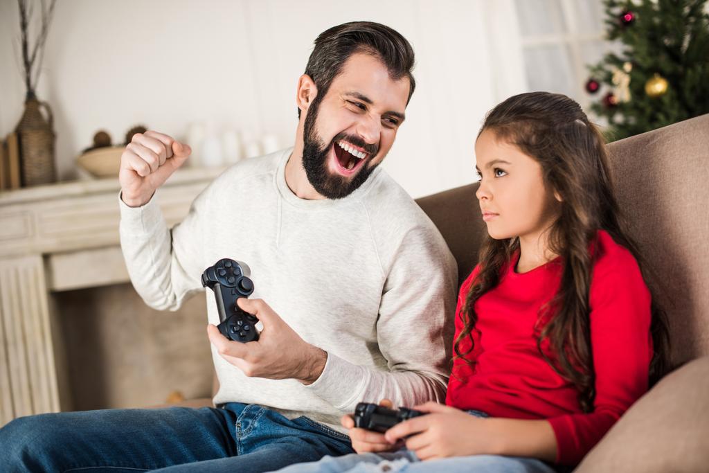 isä voittaa tyttären kanssa videopeli
 - Valokuva, kuva