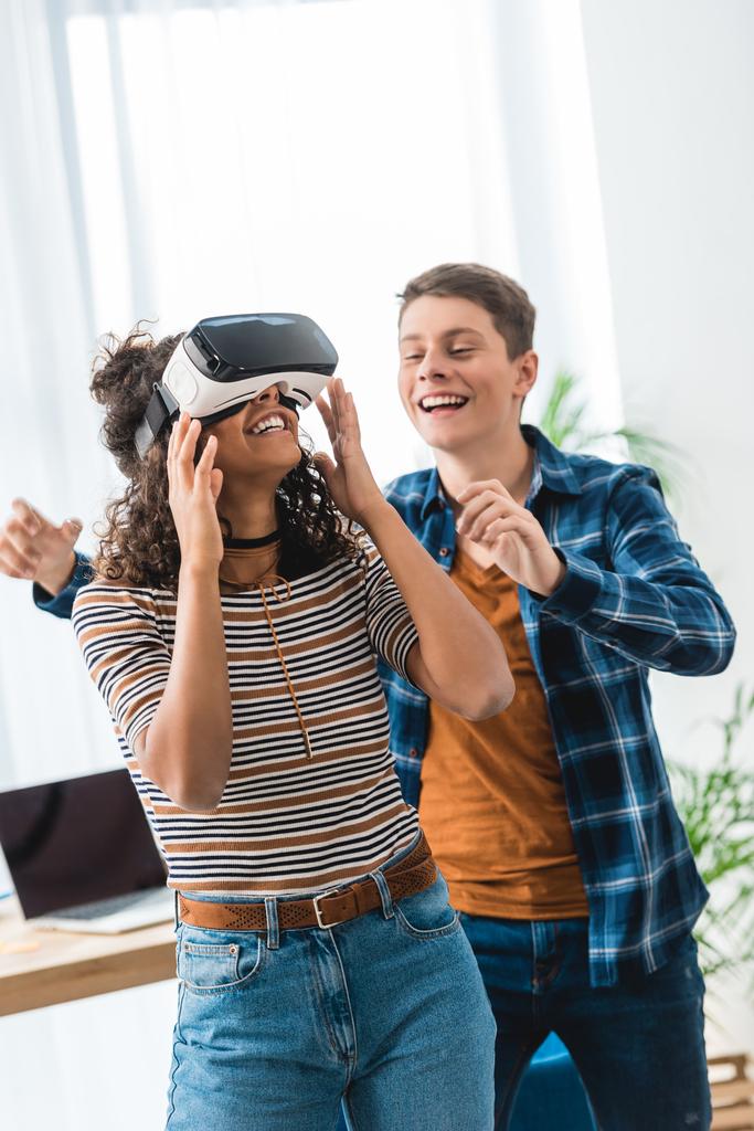 emocionado afroamericano adolescente chica viendo algo con auriculares de realidad virtual
 - Foto, Imagen