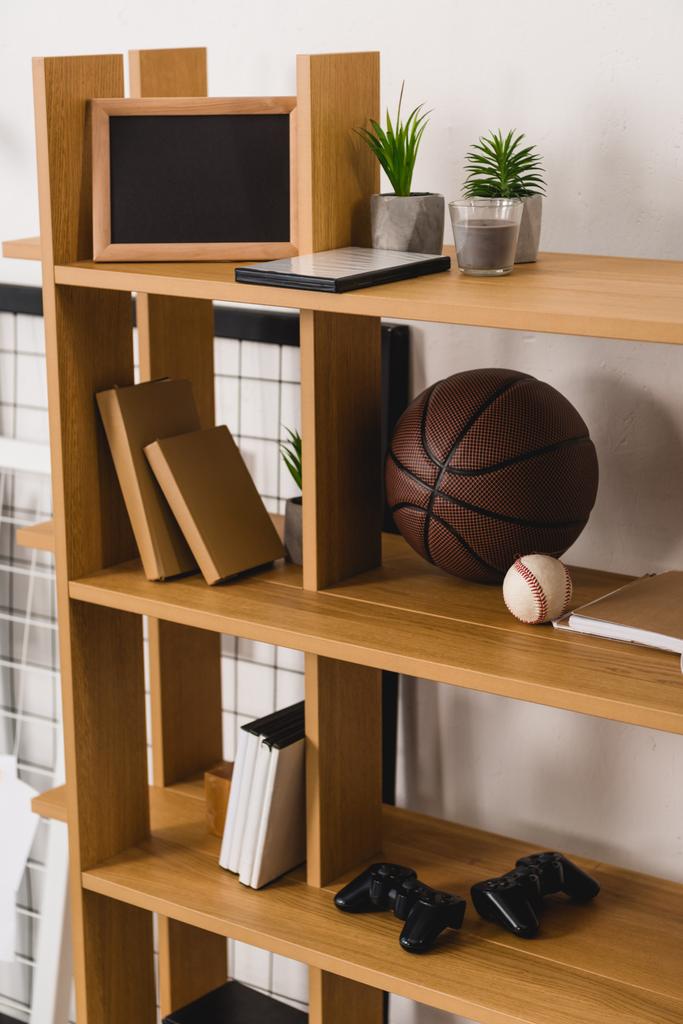Koszykówki i baseball piłki na półkach - Zdjęcie, obraz