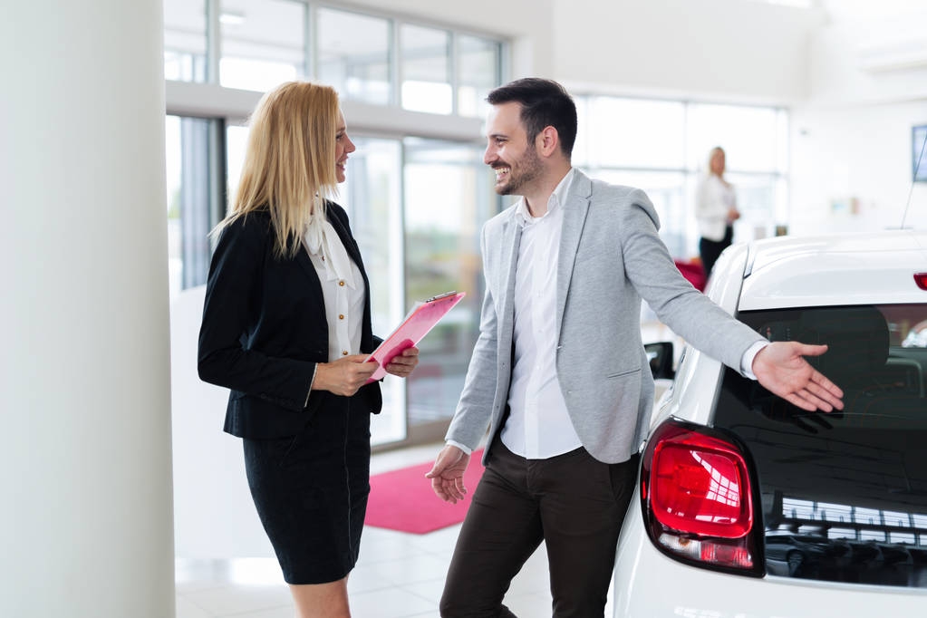 Professional salesperson selling cars  - Photo, Image
