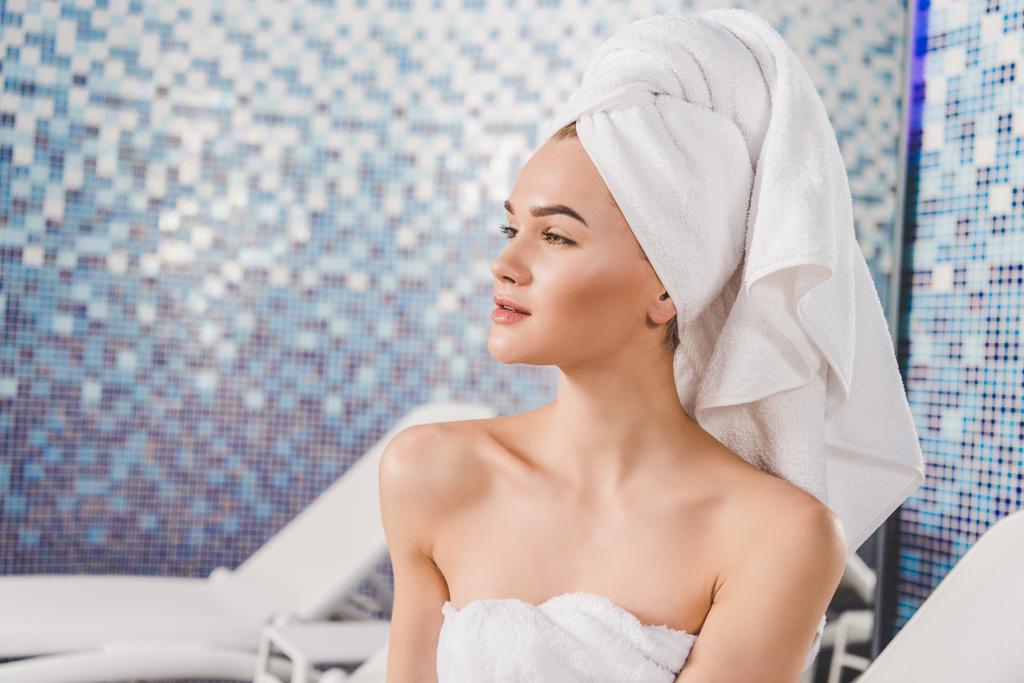 στοχαστικός ελκυστική γυναίκα με πετσέτα στο κεφάλι στο spa - Φωτογραφία, εικόνα