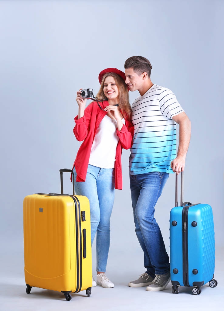 Heureux touristes avec des valises
 - Photo, image