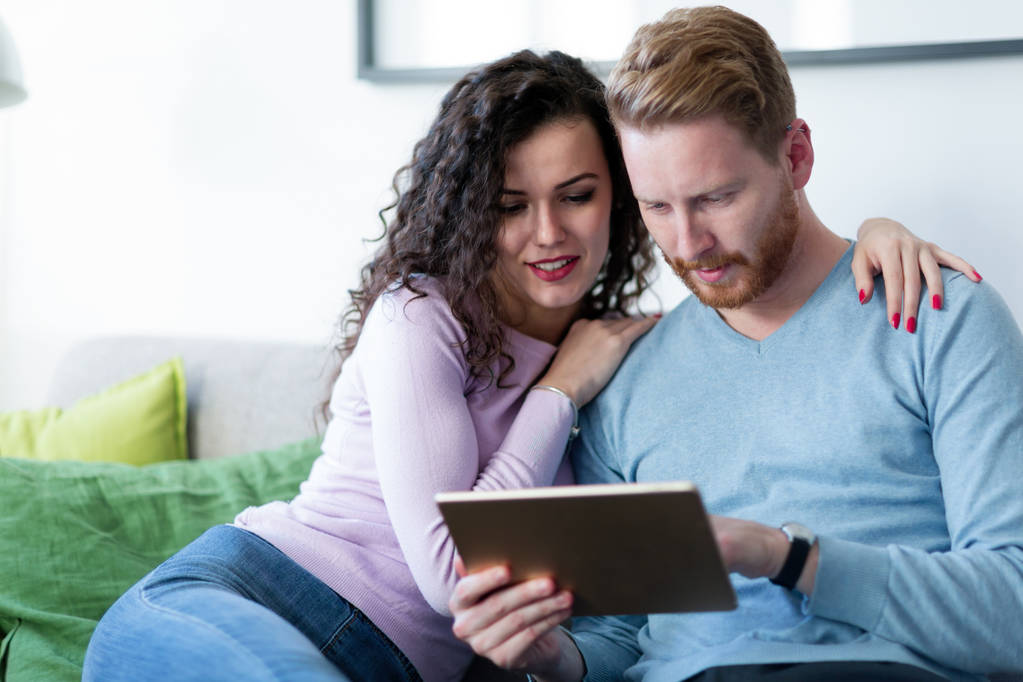 junges Paar nutzt digitales Tablet  - Foto, Bild