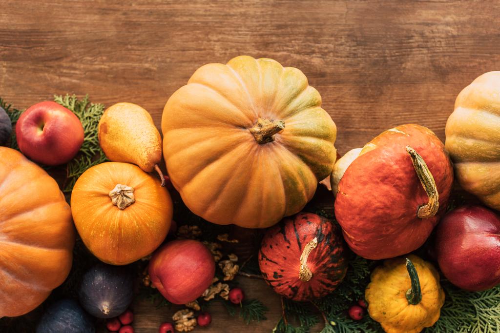 ylhäältä syksyllä korjattuja hedelmiä ja vihanneksia
 - Valokuva, kuva