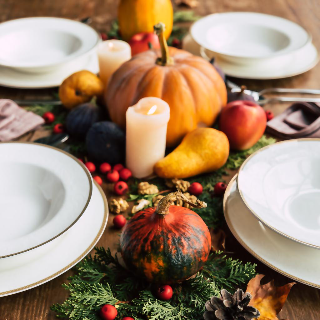 Primer disparo de ajuste de la tabla con hermosas frutas y verduras otoño decoración - Foto, Imagen