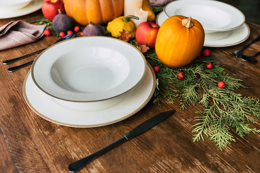 Nahaufnahme der Tischdekoration mit wunderschönem Herbstdekor - Foto, Bild