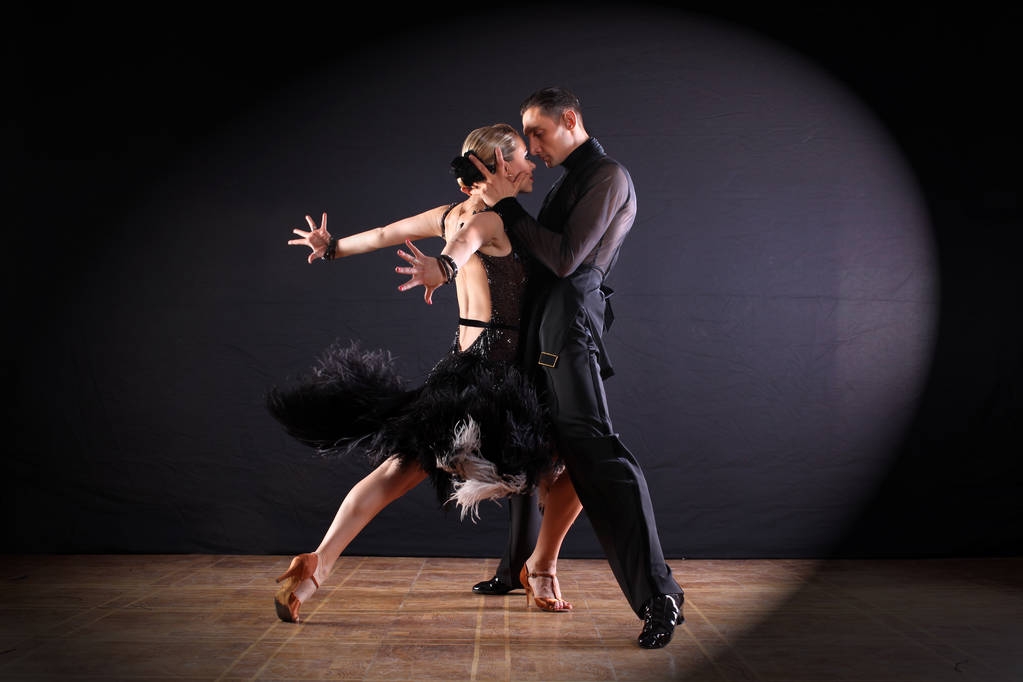 bailarines en salón aislados sobre fondo negro
 - Foto, Imagen