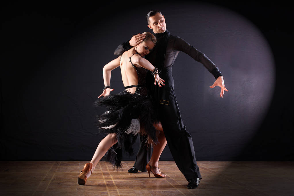 danseurs dans la salle de bal isolé sur fond noir
 - Photo, image