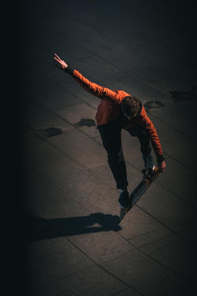 vue grand angle du skateboarder équilibrage à bord à la fin de la nuit
 - Photo, image