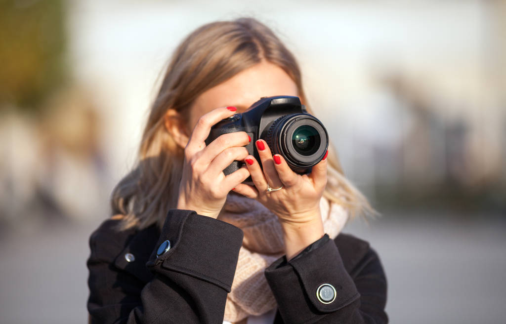 Туристична дівчина фотографує з камерою під час прогулянки по місту
 - Фото, зображення