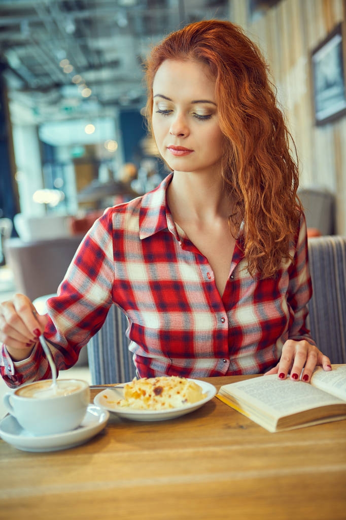 kitap okuma kafede genç kadın  - Fotoğraf, Görsel