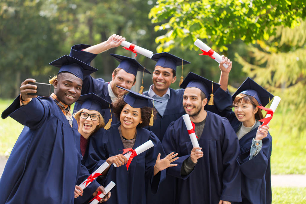 estudantes ou diplomados com diplomas selfie
 - Foto, Imagem